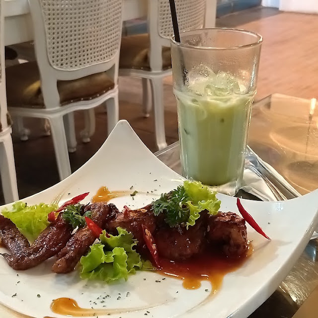 Chicken Wings and Ice Green Tea