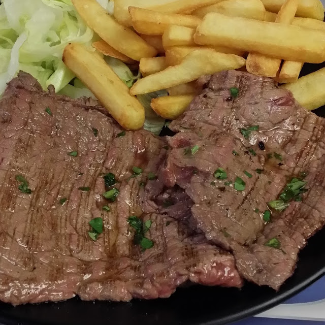 Fettina Di Cavallo Con Patatine Fritte E Insalata Verde