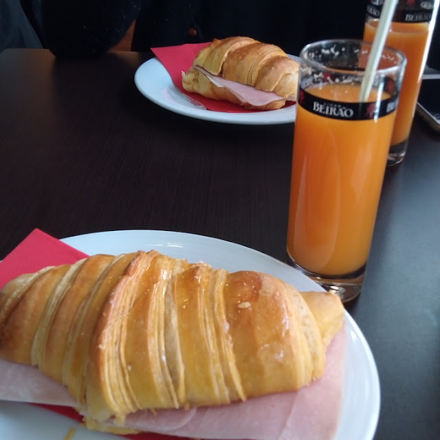 Croassant Com Queijo E Fiambre