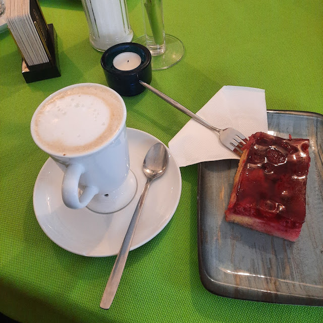 Capuccino Und Himbeerkuchen