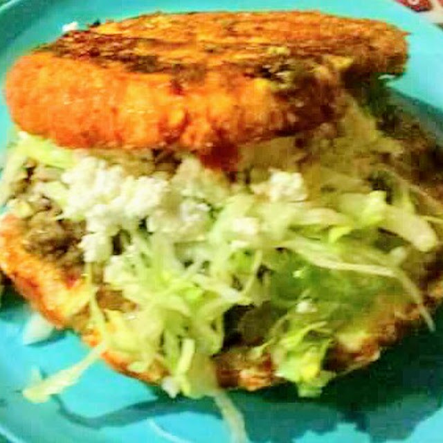 Tradicional Pambazo Bañado En Chile Guajillo Relleno de Papas Con Chorizo Crema Lechuga Queso