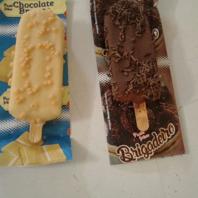 Picoles de Chocolate Branco E Brigadeiro