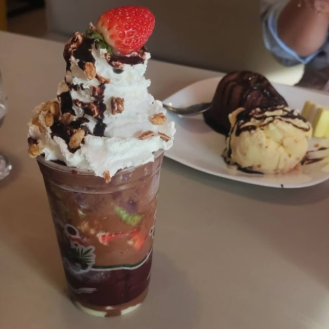 Açaí Completo E Petit Gateau