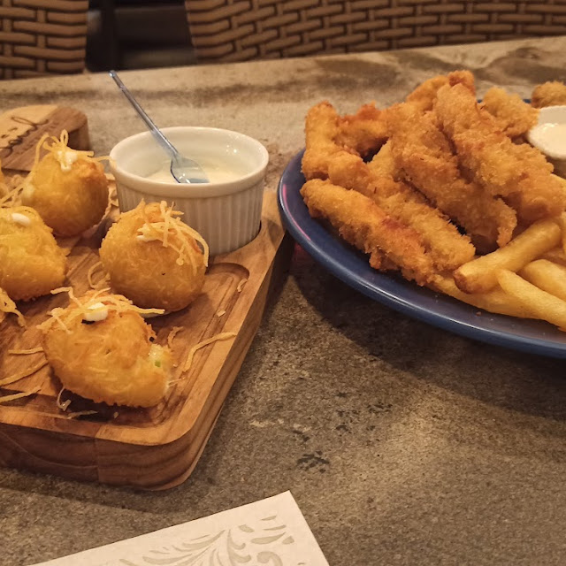 Tilápia Fritas E Bolinho A Poró