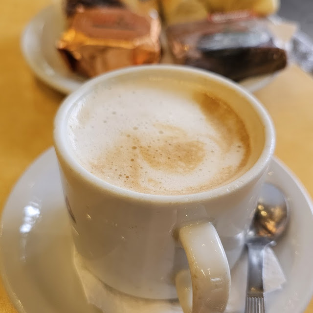 Cafe Con Leche Y Medialunas