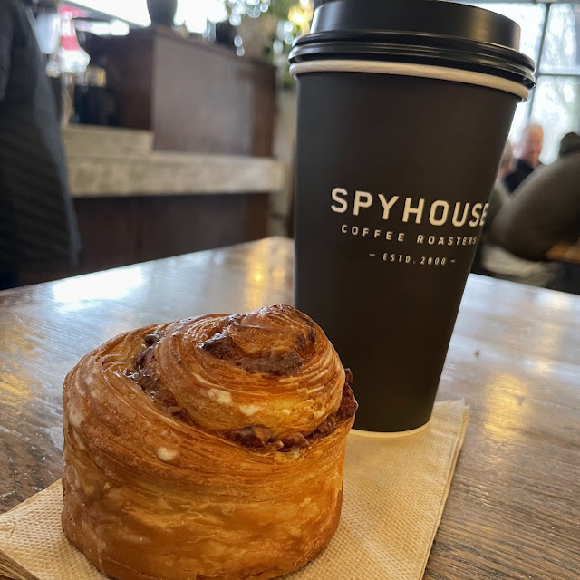 Oolong Hot Tea and Nicoletta Pastry