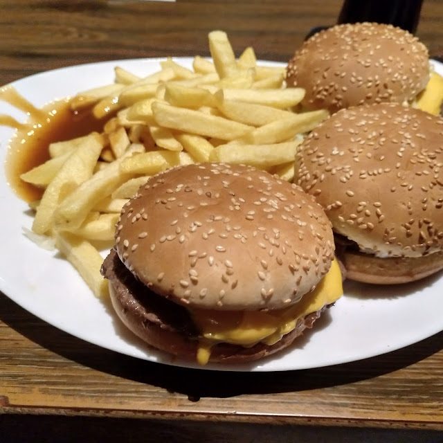 Cheeseburger Mit Pommes