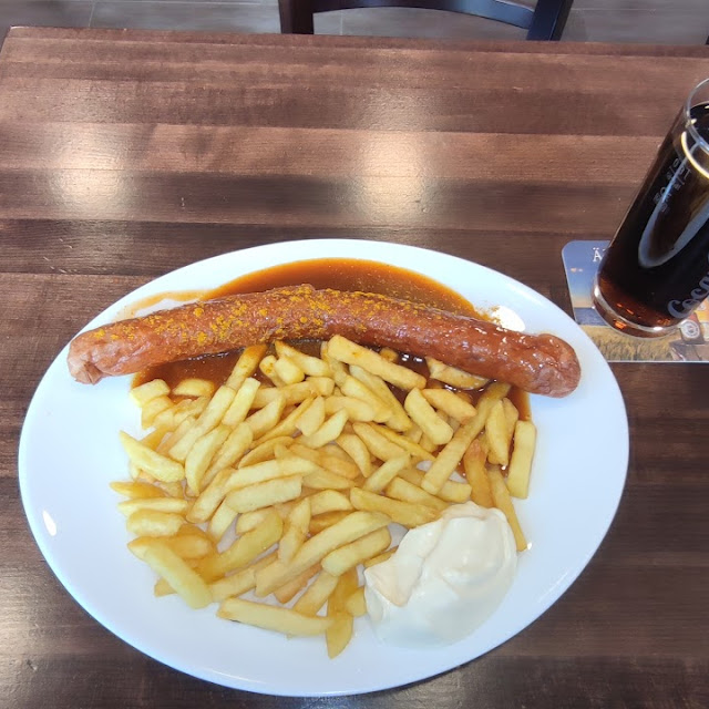 Große Currywurst Pommes Mit Mayo