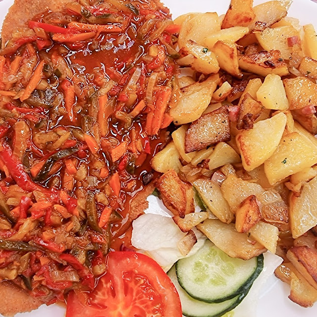Zigeunerschnitzel Mit Bratkartoffeln Und Zigeunersauce