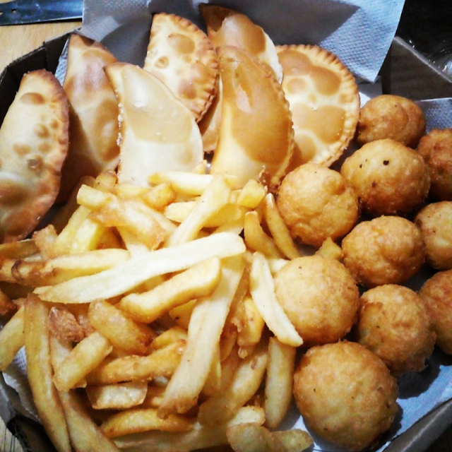 Pastéis Variados Batatas Fritas E Bolinhos Salgados Recheados