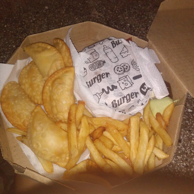 Hambúrguer Batatas Fritas E Bolinhos Salgados Recheados