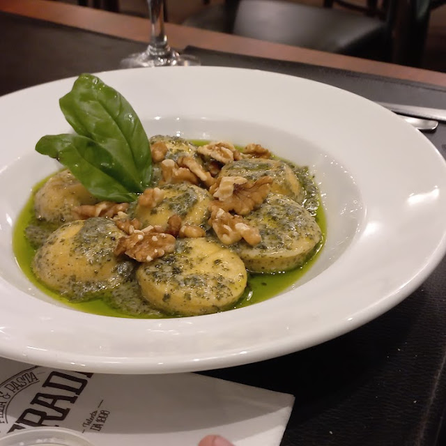 Sorrentinos de Jamon Y Queso Con Pesto