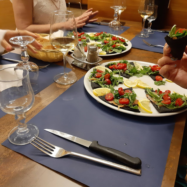 Piadina Al Nero Di Seppia Con Salmone Marinato E Pomodorini