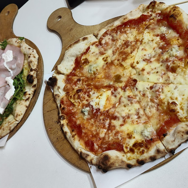 Pizza Quattro Formaggi Et Pizza Bolognese