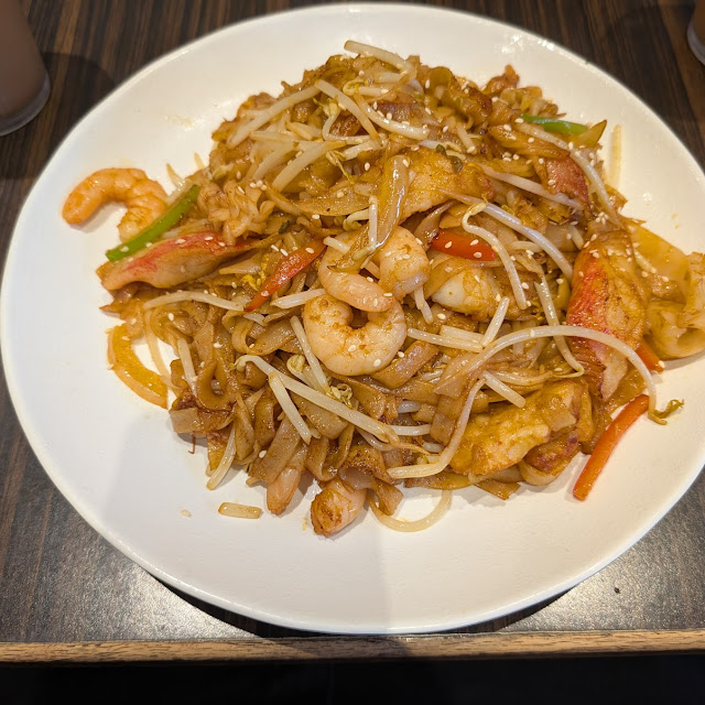 Rice Noodles with Beef and Bean Sprouts