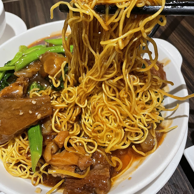 fried egg noodle with satay beef tendon and brisket 沙爹牛筋腩炒麵