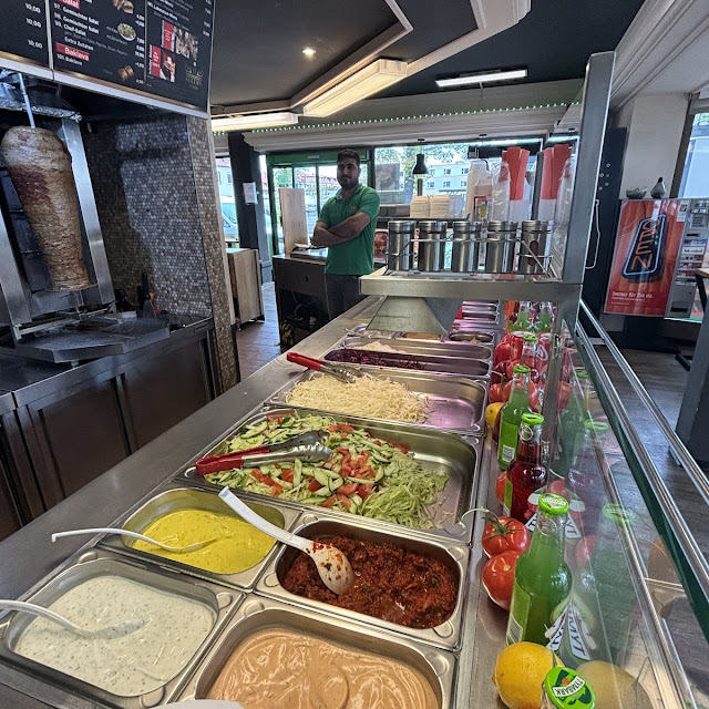 Döner Fleisch Spieß Und Große Auswahl An Beilagen