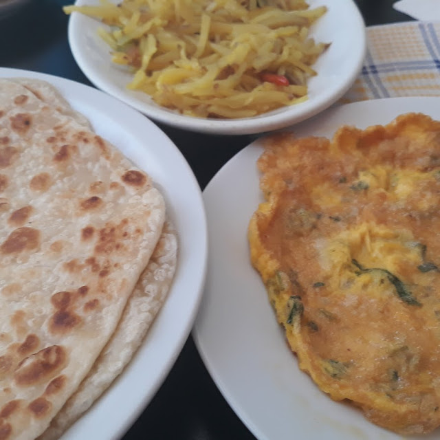 Parata Aluvaji And Egg Fry