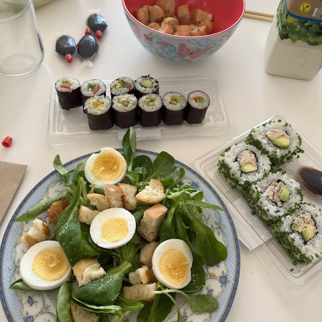 Sushi Californien Au Thon Cuit Et Sushi Maki Aux Légumes