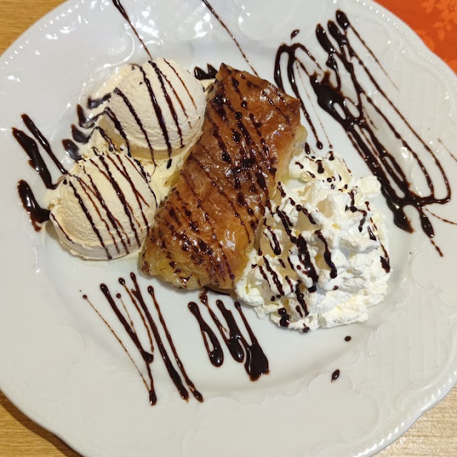 Griechischer Grieskuchen Warm Mit Eis