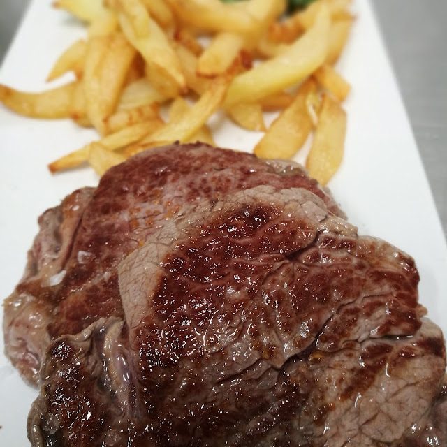 Entrecot Con Pimientos Y Patatas