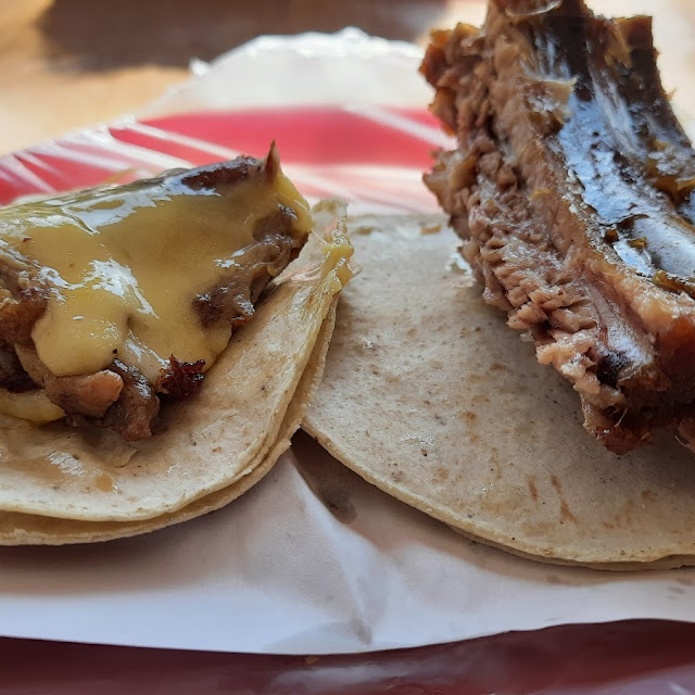 Taco de Arrachera Con Queso Y Raco de Costilla