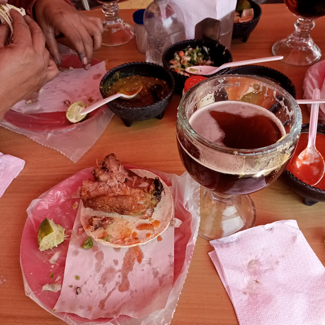 Tacos de Costilla Con Cerveza de Barril Obscura