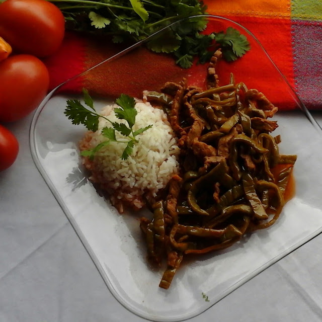 Bistec Con Nopales En Salsa de Guajillo