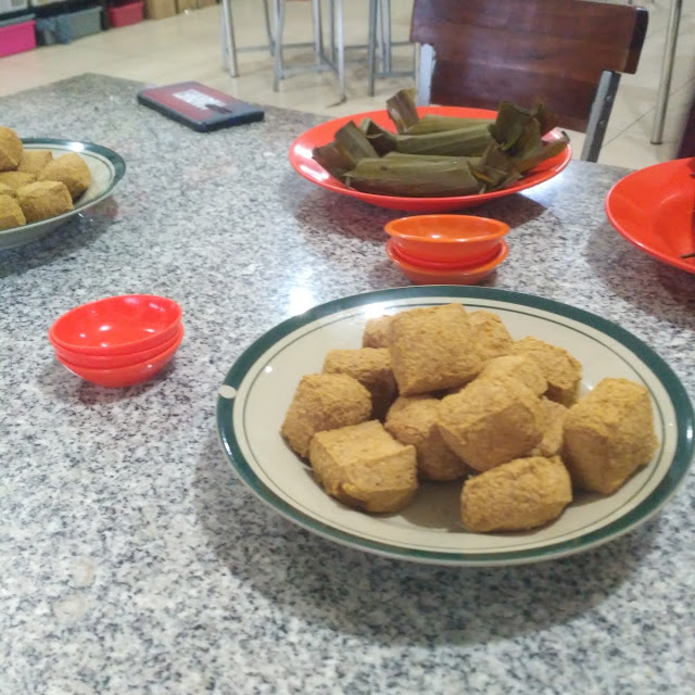 Tahu Sumedang Dan Lontong