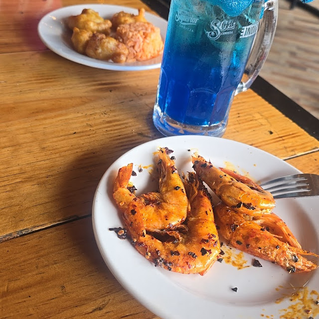 Chicharrón de Pescado Y Camarones Al Ajillo
