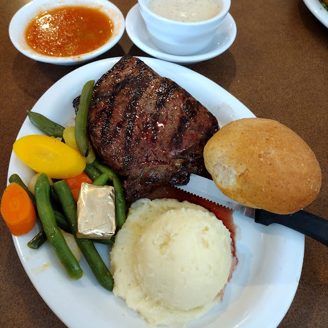 8oz Steak with Mashed Potatoes and Veggies