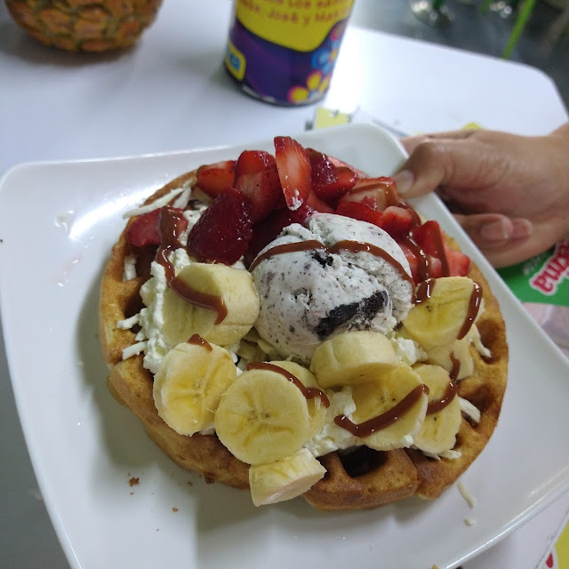 Waffle Con Helado Y Fruta