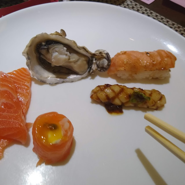 Sushis Variados E Camarao Grande E Saboroso