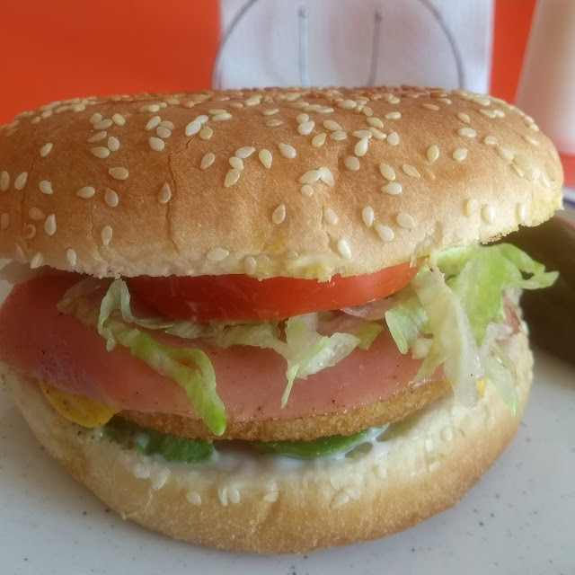 Hamburguesa de Pollo Sencilla A Sólo 30 Con Papas Y Refresco A Sólo 50