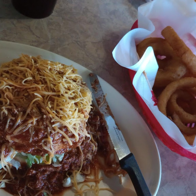 Chilli Cheeseburger with Onion Rings
