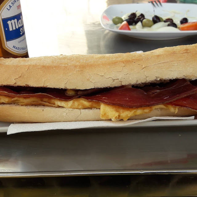Bocadillo de Tortilla Con Jamón A la Plancha