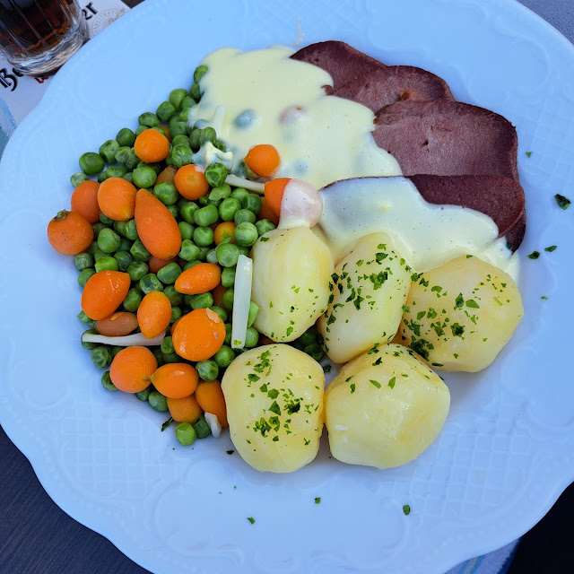 Zunge Mit Kartoffeln Und Gemüse