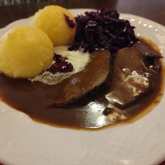 Hirschbraten Mit Rotkraut Und Klößen