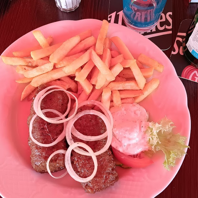 2 Rinderhacksteaks Gefüllt Mit Knoblauchfrischkäse