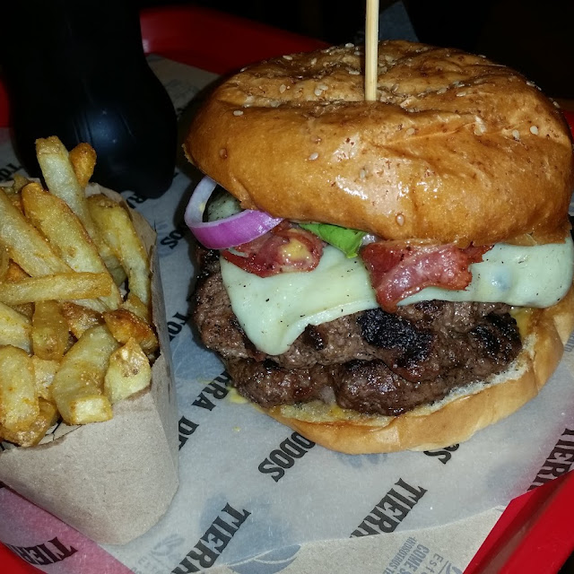 Hamburguesa Doble Carne de Angus Con Adicción de Tozineta Y Queso Mozarela