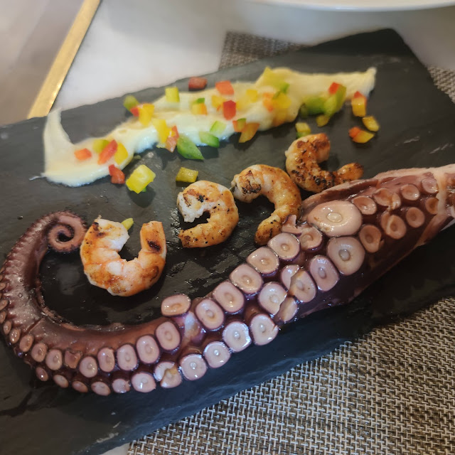 Pulpo A la Brasa Con Crema de Patatas Y Salsa Chimichurri