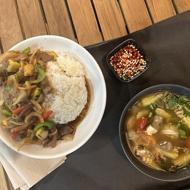 Riz Sauté Au Légume Basilic Et Soupe Tom Yam