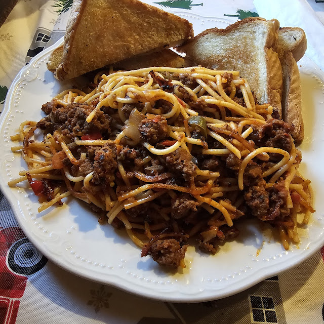 Fried Spaghetti with Garlic Bread