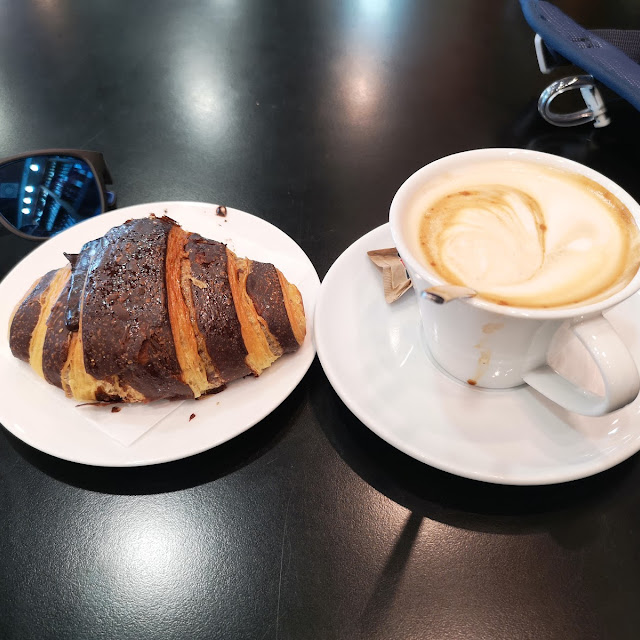 Cornetto Con Crema Di Pistacchi E Cappuccino Classico