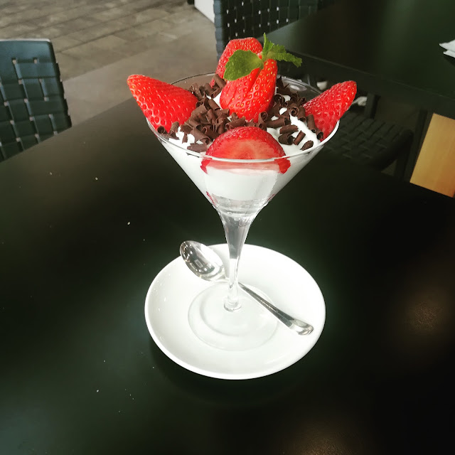 Crema Yogurt Con Scagli Di Cioccolato E Fragole