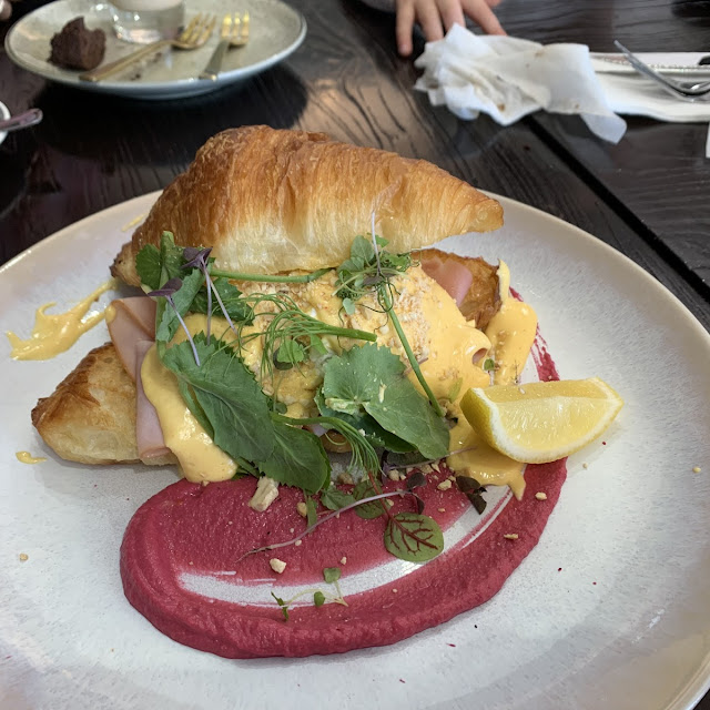 Croissant Benedict