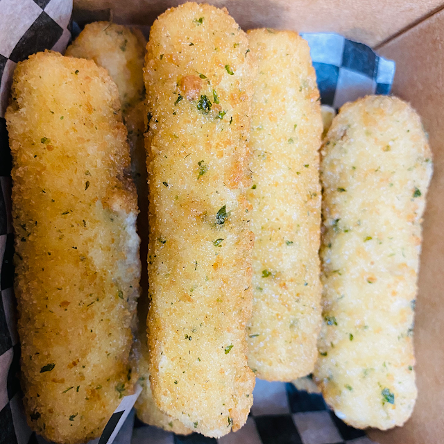 Crispy Mozzarella Sticks with Marinera Sauce