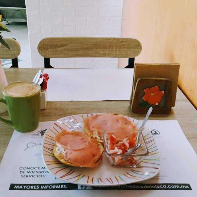 Molletes Con Café Cappuccino
