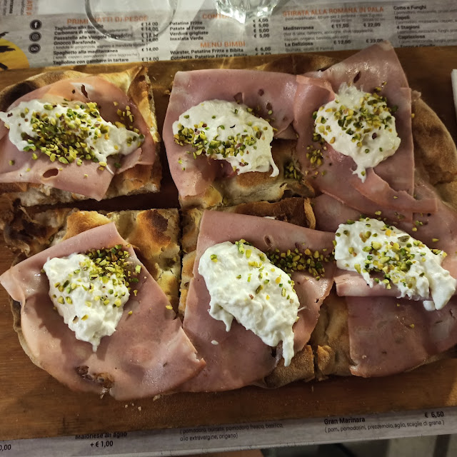 Pinsa Con Stracchino Mortadella E Pistacchio