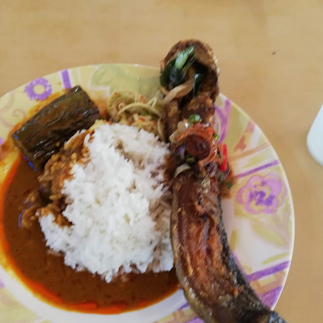 Kari Ikan Dan Keli Goreng